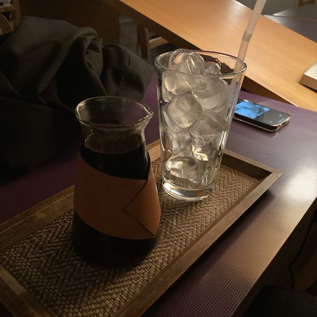 단풍으로 물든 창가, 부암동 제비꽃다방💛