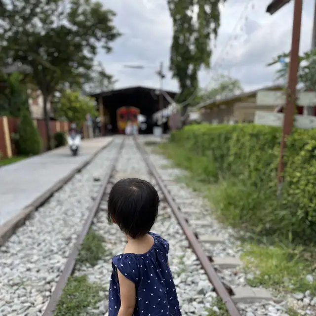 maklong railway station 2 hours from bangkok