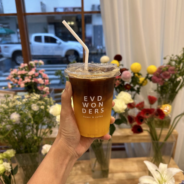 คาเฟ่ในร้านดอกไม้ เปิดใหม่ที่สามย่าน 💐