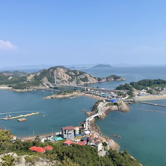 바다를 가르는 도로를 볼 수 잇는 군산 대장봉