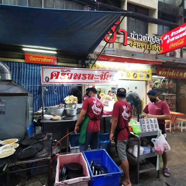 krua phon lamai 曼谷唐人街內巷 著名鐵板蠔餅店