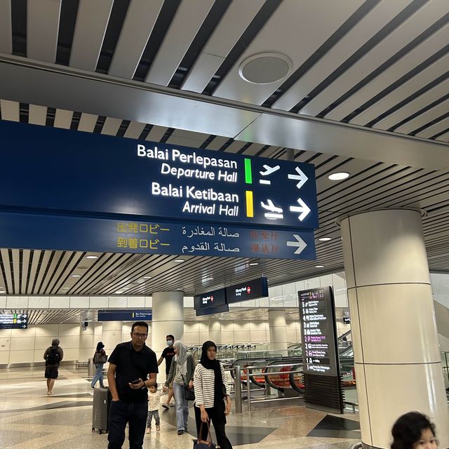 抵達吉隆坡國際機場