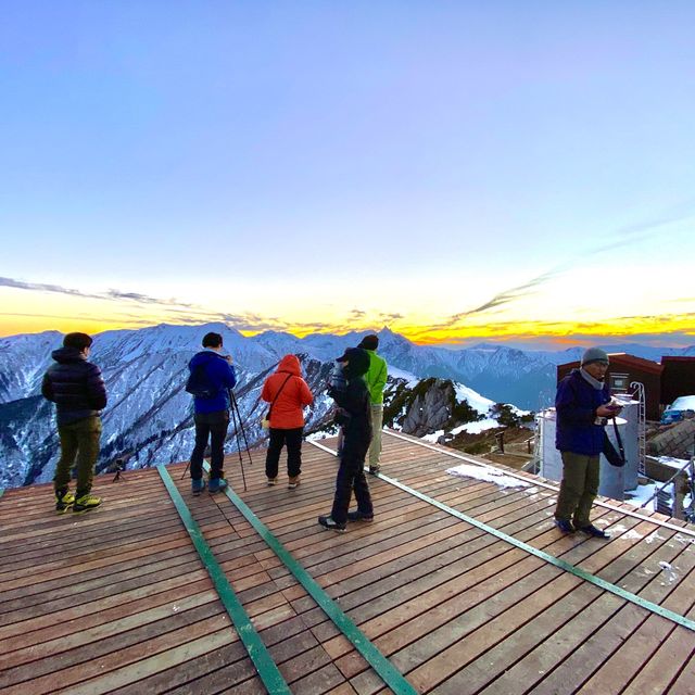 夕焼けに染まる穂高連峰の景色