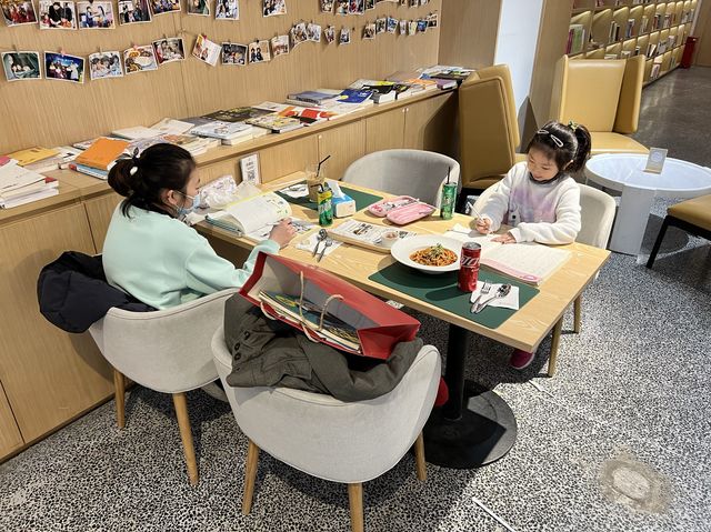 우아한 나선형 계단과 조용하고 세련된 공간의 북카페, 루스서점(如是书店)