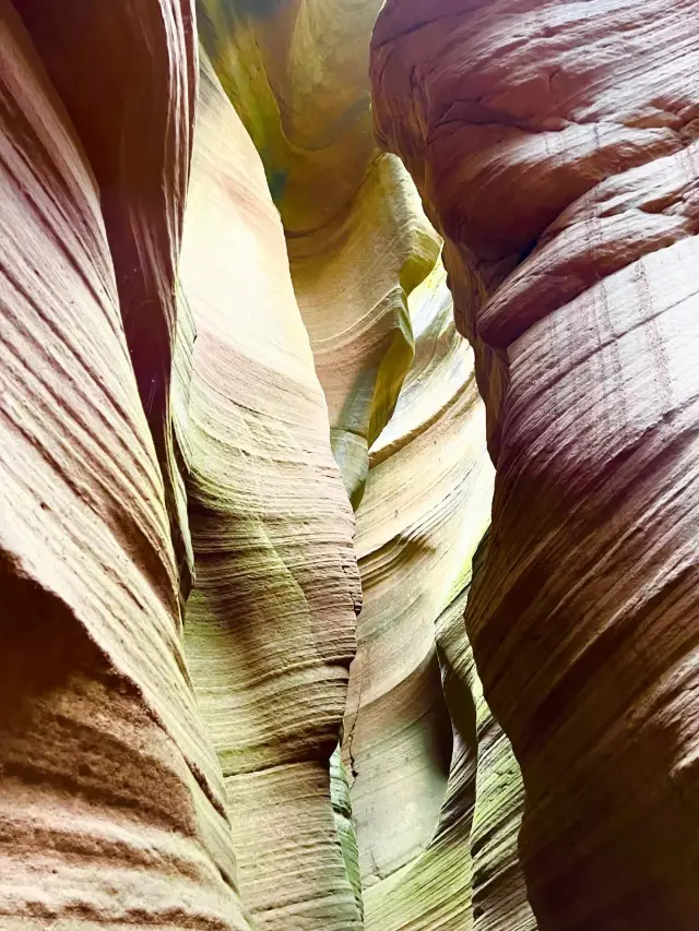 Yan'an Ganquan Yucha Grand Canyon, known as the "Danxia Landform of the World" and "Valley of the Chinese Dream".