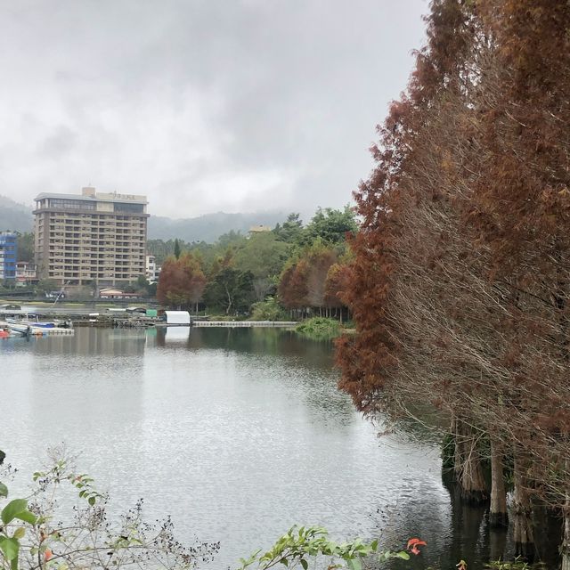 煙雨濛濛日月潭
