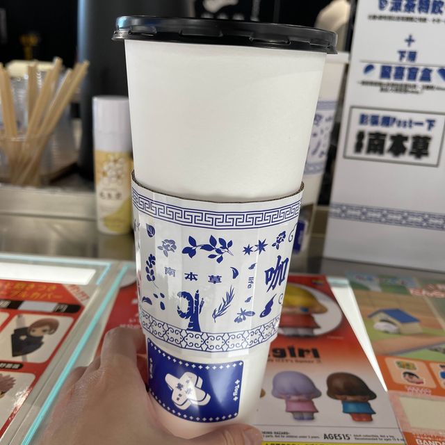 被玩具包圍住的涼茶咖啡☕️