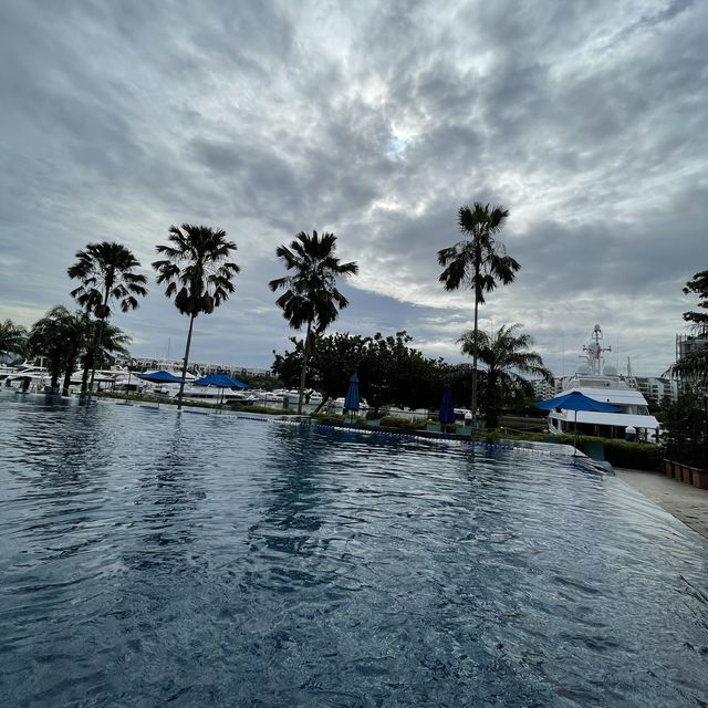 Luxurious pool at Sentosa Cove 