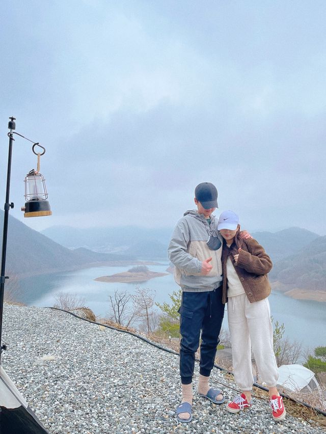시시각각 변하는 아름다운 충주호의 매력을 담을 수 있는 캠핑장 ‘충주 퀸스타운’ ☁️💙