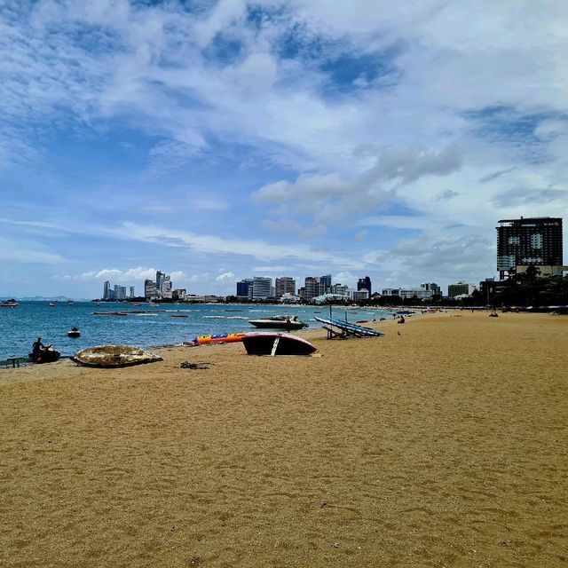 ชายหาดพัทยา นักท่องเที่ยวคึกคัก 