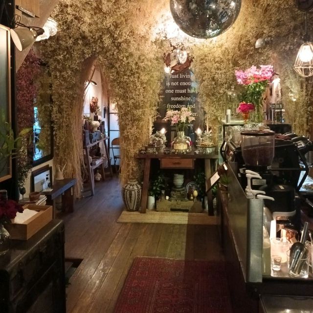 Floral Café at Napasorn ปากคลองตลาด 🍷🤍✨️