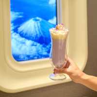 今次介紹比你呢間係新開的CABIN CREW COFFEE，以航空為主題，有侯機室+飛機艙做室內裝潢，勁啱打卡，最特別係卡位有飛機窗，打開見到富士山，係度影返張相扮去旅行都正啦！