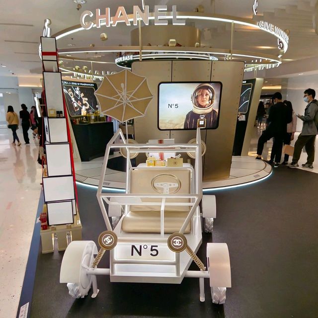 登月！請帶好你的星際護照，打包好行李！記得要帶五号香水！