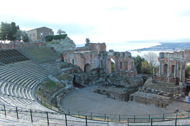 シチリア　タオルミナの古代のギリシャ劇場