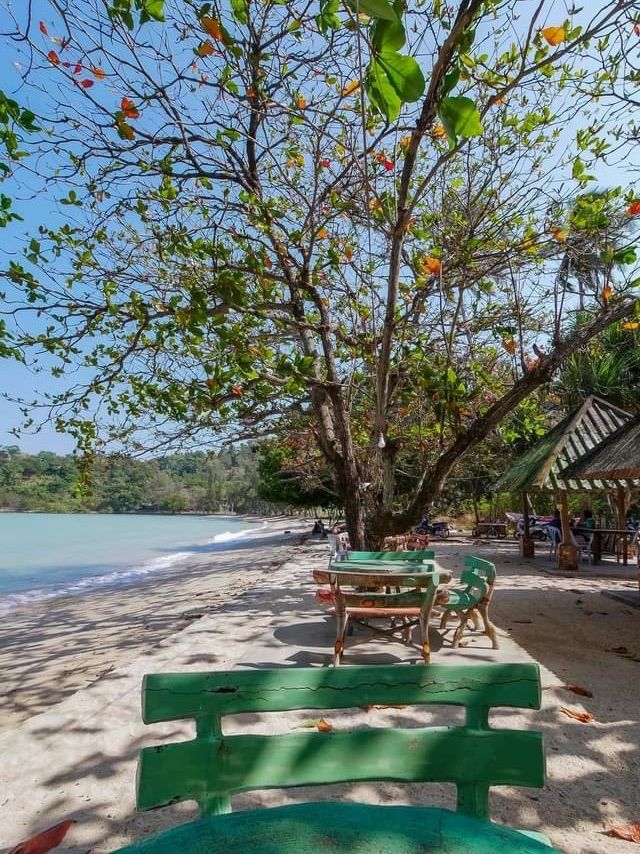 ร้านลับริมทะเล ที่คนภูเก็ตรู้จักกันดี