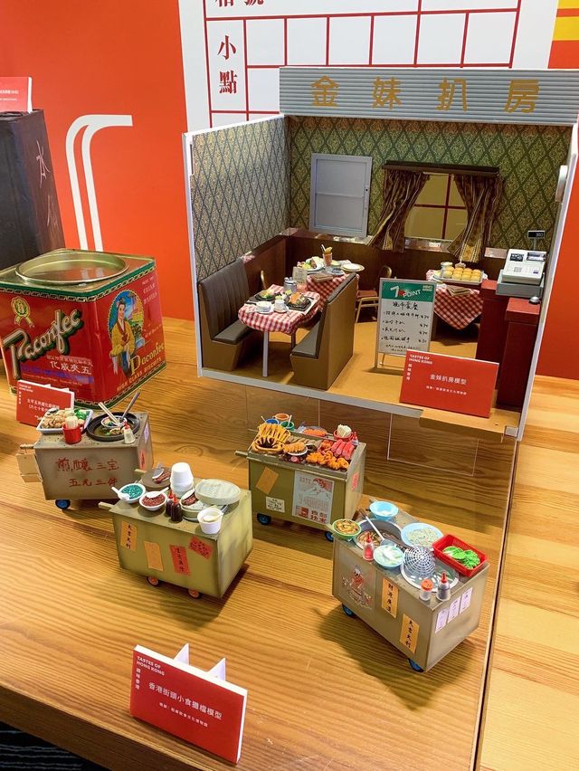 📚一年一度嘅書展又到啦！📚📖 今年嘅主題喺「歷史文化.城市書寫」📝 並以「從香港閱讀世界:憶.寫香港故事」點題 除了書展外仲可以欣賞好多懷舊嘅香港故事。 一於帶埋契女嚟感受吓書卷味🥰 等佢自