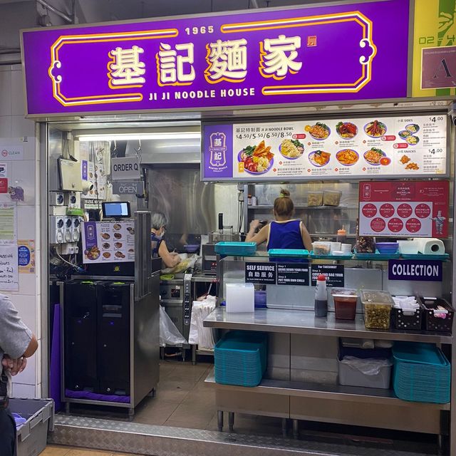 Long queue for noodles 