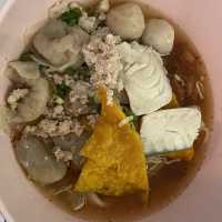 ก๋วยเตี๋ยวปลาเจ๊ศรี ร้านดังยืนหนึ่งในแสมสาร