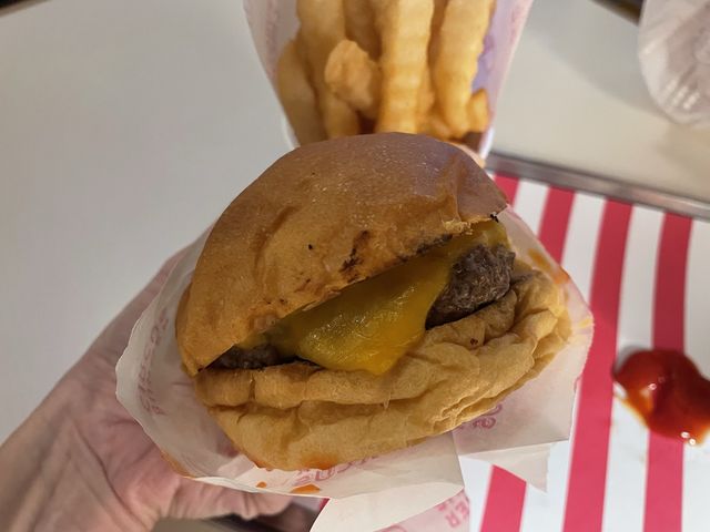 復古車廂風格漢堡店｜中環