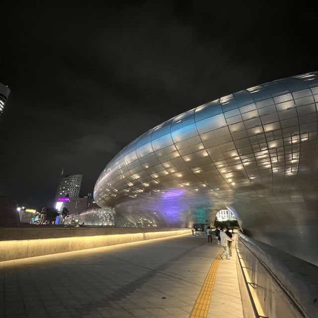 【韓国/ソウル】夜には色鮮やかで綺麗なスポットと化す「東大門デザインプラザ(DDP)」