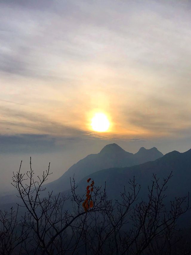 마치 웨하스 닮은 바위층이 겹겹이 쌓인 신비의 산, 숭산(嵩山)