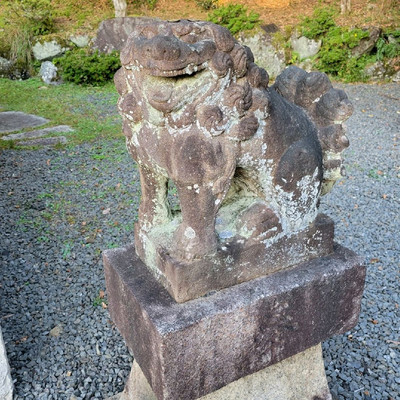 石の御神体　稲荷神？ 伏 見 稲 荷 大 社 の 釼 石 |||