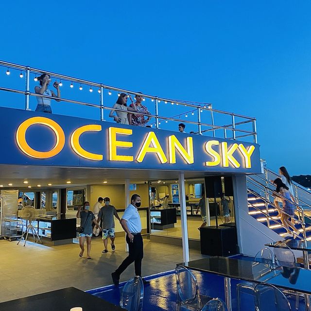 바다 위 크루즈에서 즐기는 칵테일과 디너 🌌🍸
