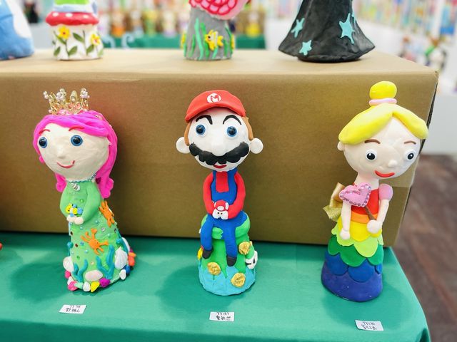 參觀兒童作品畫作展覽！有自己的作品展出～