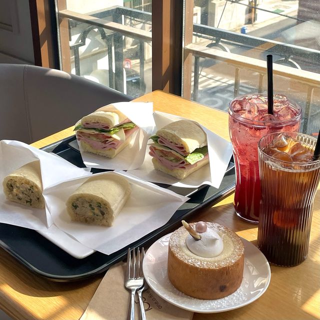 연남동 따뜻한 분위기의 카공하기 좋은 조용한 카페 <cafe 105>