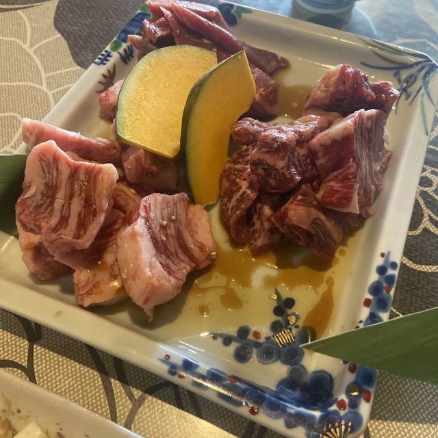 【レトロな焼肉店?!】沖縄のおばあの家で絶品お肉をたいらげた！