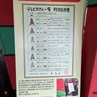 階段でチケット売場へ