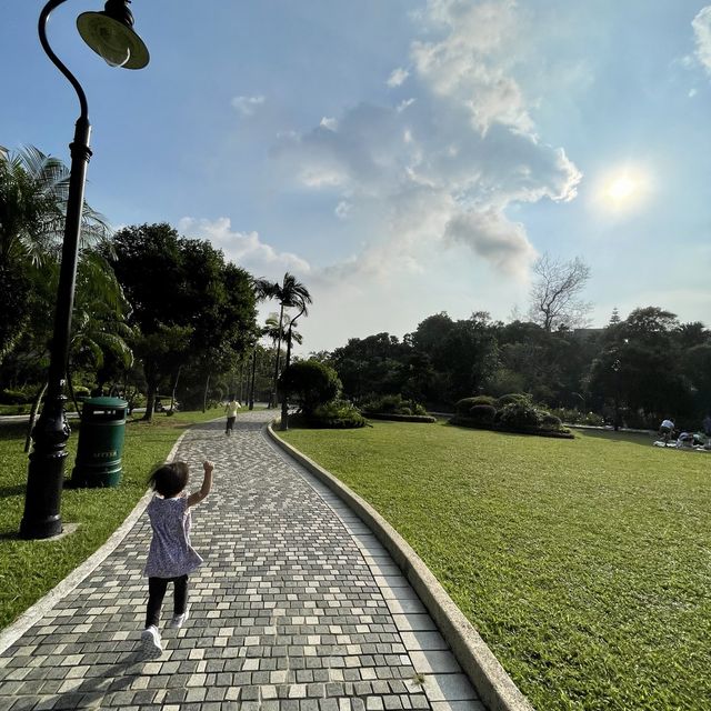 山頂好多野玩！行山、大草地、公園、遊樂場、靚景、行山頂廣場