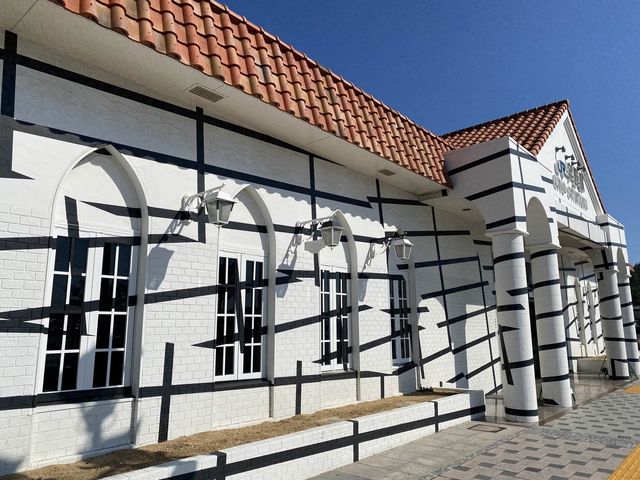 駅舎の壁面塗装はアート作品『JR宇野駅』
