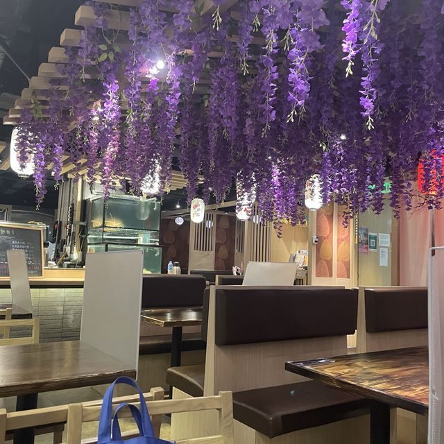 滿佈紫藤花的日式居酒屋