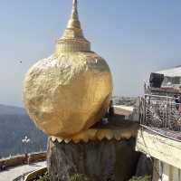พระธาตุอินแขวน ก้อนหินแห่งศรัทธา