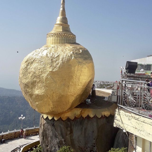 พระธาตุอินแขวน ก้อนหินแห่งศรัทธา