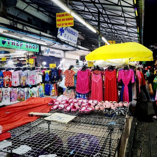 The Bustling Pratunam Night Market