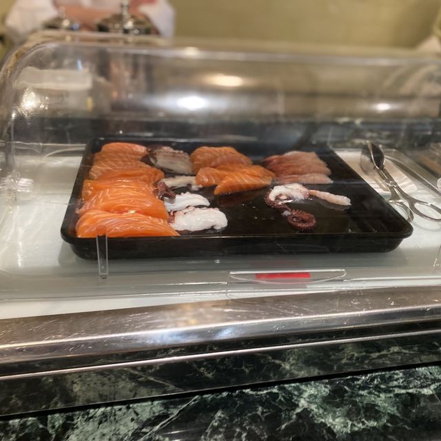 香港迪士尼酒店食自助餐好開心呀～
