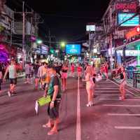 สีสันยามค่ำคืนของป่าตอง