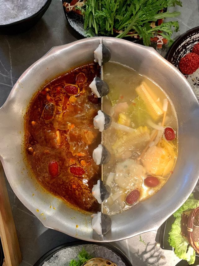 【✨湊湊火鍋店🍲 可愛企鵝造型墨魚丸 任添鴨血豆腐😻 仲有夜市遊戲區😆】
