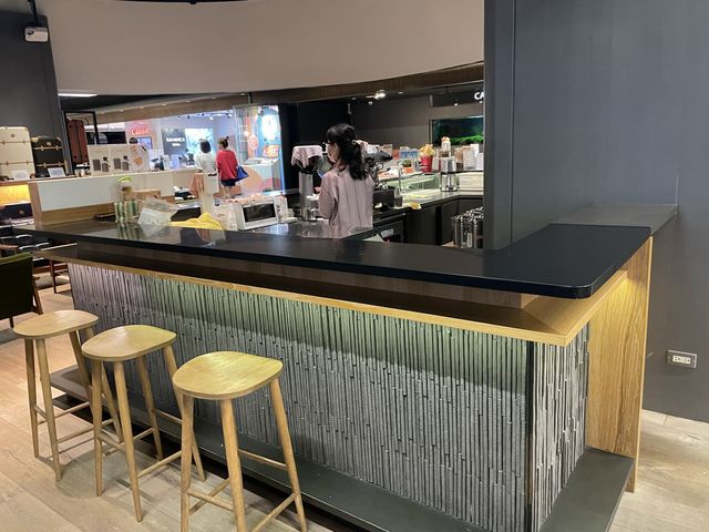 法亞咖啡廳 位於地下室的書店內