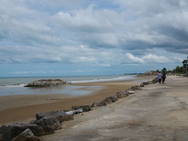 หาดปึกเตียน เงียบสงบ ใกล้กรุงเทพ  