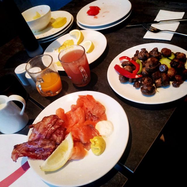 breakfast buffet อลังการที่ Leonardo Royal hotel