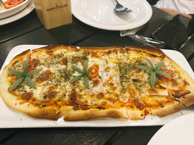 “Koff house bar & eatery” ร้านอาหารริมแม่น้ำจันท์ 
