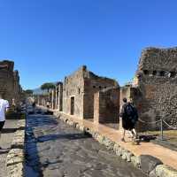 Walking in the suggestive rests of Pompeii 