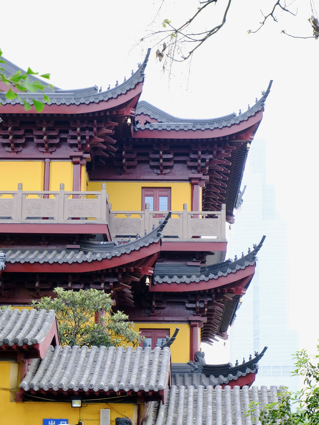 The wise do not enter the river of love, young people worship Buddha for wealth, and Nanjing has accurate and spiritual places to seek wealth.
