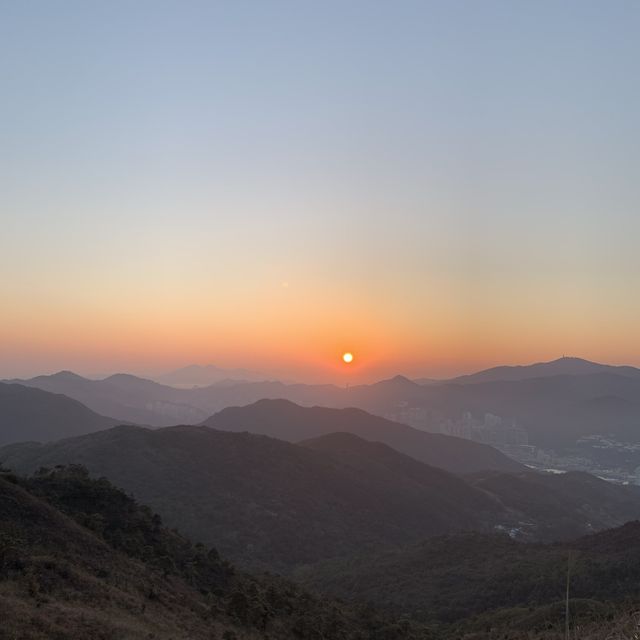 香港日落美景 🌄- 彎曲山 