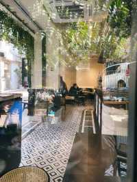 【上環cafe】黑色主調 渡假感重嘅cafe！食物+打卡一流！