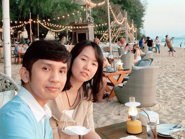 นั่งชิวริมทะเล ชมพระอาทิตย์ตกที่ The Glass House 