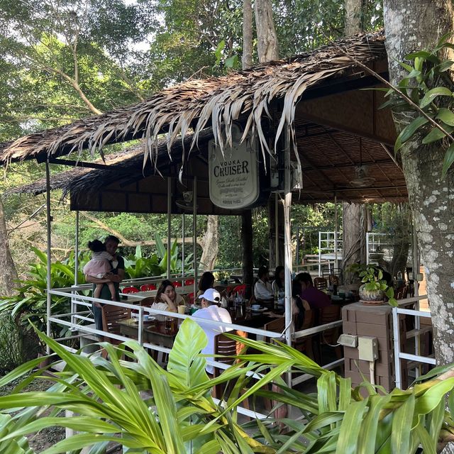 ทานข้าวร้านอาหารสุดชิลล์ ริมน้ำตก ที่สระบุรี 